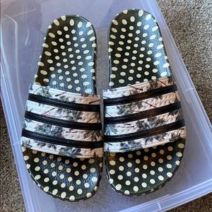Size 6/7 Adidas slippers